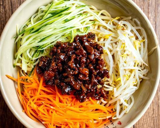 Thin Flat Noodles with Minced Beef Paste 牛肉炸酱面